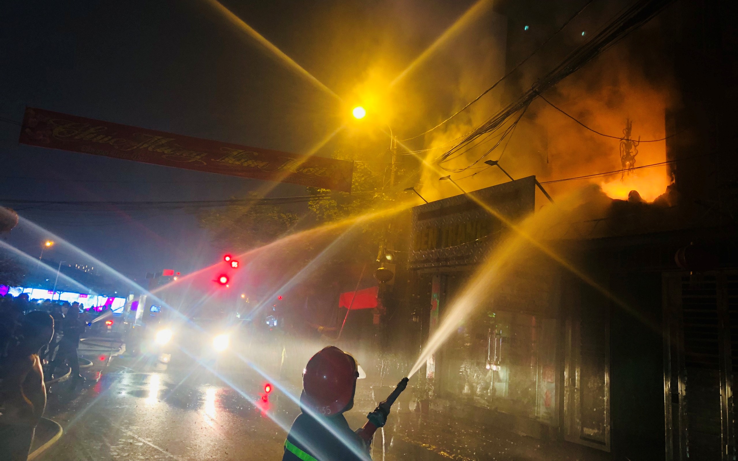 Khống chế vụ cháy tại cửa hàng thiết bị điện trên phố Thiên Lôi, quận Lê Chân